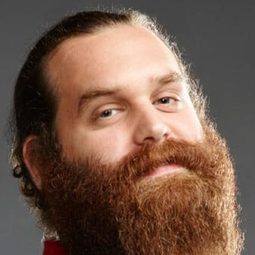 哈雷·莫倫斯坦 飾演 Dean Ernie Calhoun