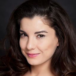 Irem Altug 飾演 İffet