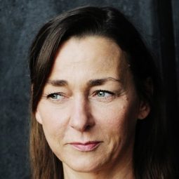 Steffi Kühnert 飾演 Sister Erika