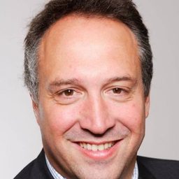 Christian Valsamidis 飾演 L'antiquaire