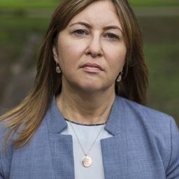 Tracey Lynch 飾演 Ann Martin