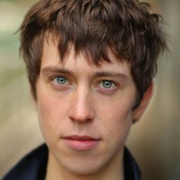 安格斯·伊姆利 飾演 Bartholomew