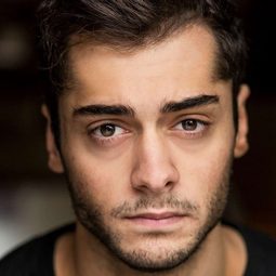 Arlo Green - 我不是她演員 飾演Jem