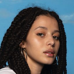 翠斯英菲尼迪 飾演 Willa