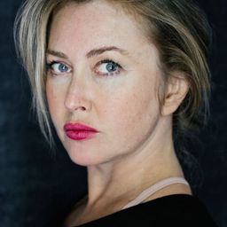 Malina Ebert 飾演 Anna Bulatov