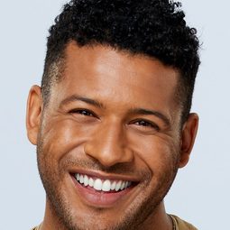 Jeffrey Bowyer-Chapman 飾演 Dean