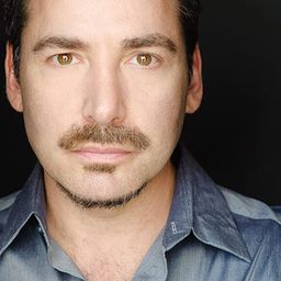 勞倫斯·莫諾森 飾演 Gabe