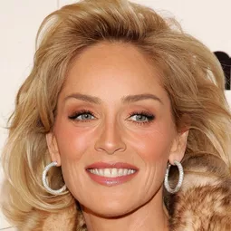 莎朗史東 飾演 Nina