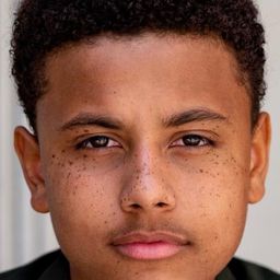 Liam Wignall 飾演 Sharn