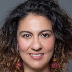 Clarissa Pinheiro 飾演 Joana