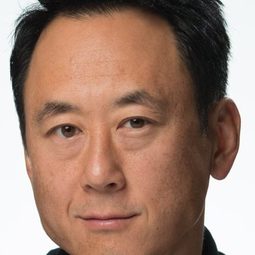 詹姆斯·易 飾演 Officer Koh