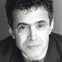 Lounès Tazaïrt 飾演 Abdelkader Zeroubi