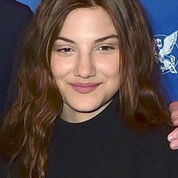 Anaïs Meiringer 飾演 Lola