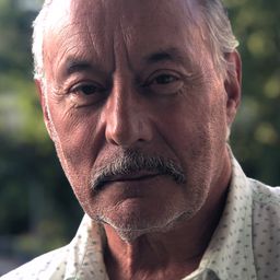 Jacques Roman 飾演 Attorney Varinot