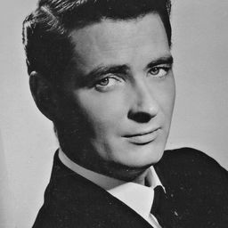 James O’Hara 飾演 Father Paul