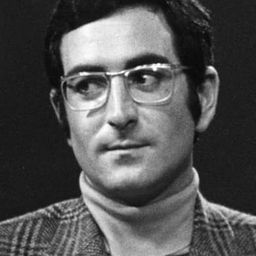 Charlie Brill 飾演 Inspector Ramesh