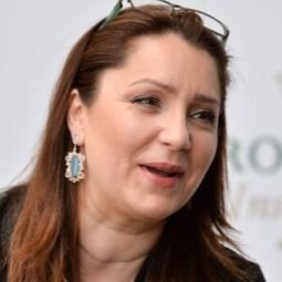 Barbara Frittoli 飾演 Liu