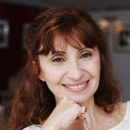 亞希安阿施嘉希特 - 刺蝟優雅演員 飾演Manuela Lopez