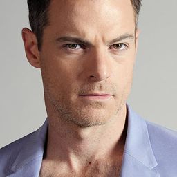 David Chevers 飾演 Brian