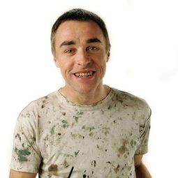 Miles Dougal 飾演 Desk Clerk