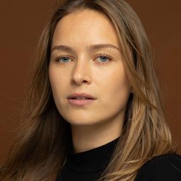 Olivia Sawyer 飾演 Applicant