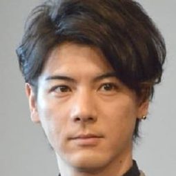 中村誠治郎 飾演 Michael Ausbach von Roanne