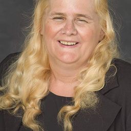 Rae Sunshine Lee 飾演 Basketball fan