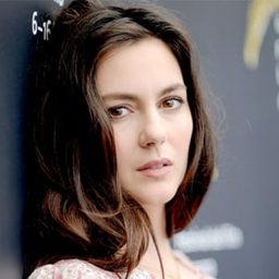 Julia Faure 飾演 Anna-Maria / Mlle Valérie