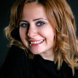 艾斯拉·阿卡亞 飾演 Gülgün