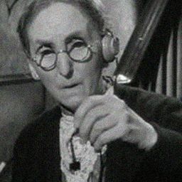 Edie Martin 飾演 Miss Evesham