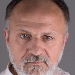 Pablo Viña 飾演 Ernesto