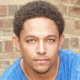 Curtis Lyons 飾演 Otis