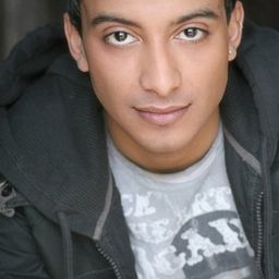 Adam Poss 飾演 Alex