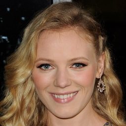 Emma Bell 飾演 Melinda