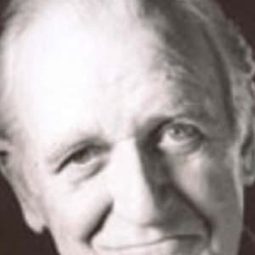 Chic Littlewood - 無人諦聽演員 飾演Doc Everet