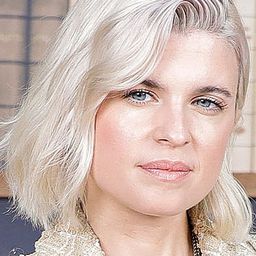 Cécile Cassel 飾演 No. 3: Rhona