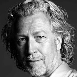 哈悠·布蘭斯 飾演 Date #2