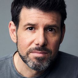 Johnathan McClain 飾演 FBI Agent