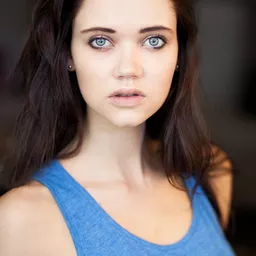 Kayleigh Gilbert 飾演 Louly