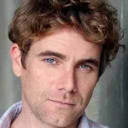 John White - 豐收之後演員 飾演Charlie Gare