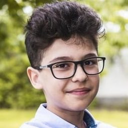 Tudor Roșu 飾演 Little boy