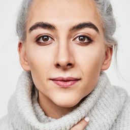 Mason Alexander Park 飾演 Carrie