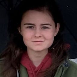 Alice Karlsson 飾演 Young Lisa