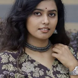 Megha Thomas 飾演 