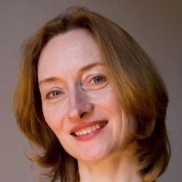 Andrea Miltner 飾演 Mary