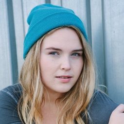 Lily Mae Harrington 飾演 Jill