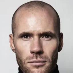 Oliver Trevena 飾演 Scott Miller