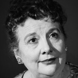 Madge Blake 飾演 Aunt Harriet Cooper