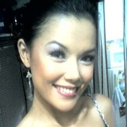 Jaymee Joaquin 飾演 Carina Davila