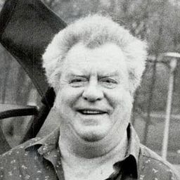 Douglas Campbell - 兩個轆逐個捉演員 飾演Mr. Bancroft